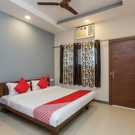 Oyo 17161 Hotel Mahalaxmi Ujjain Bagian luar foto