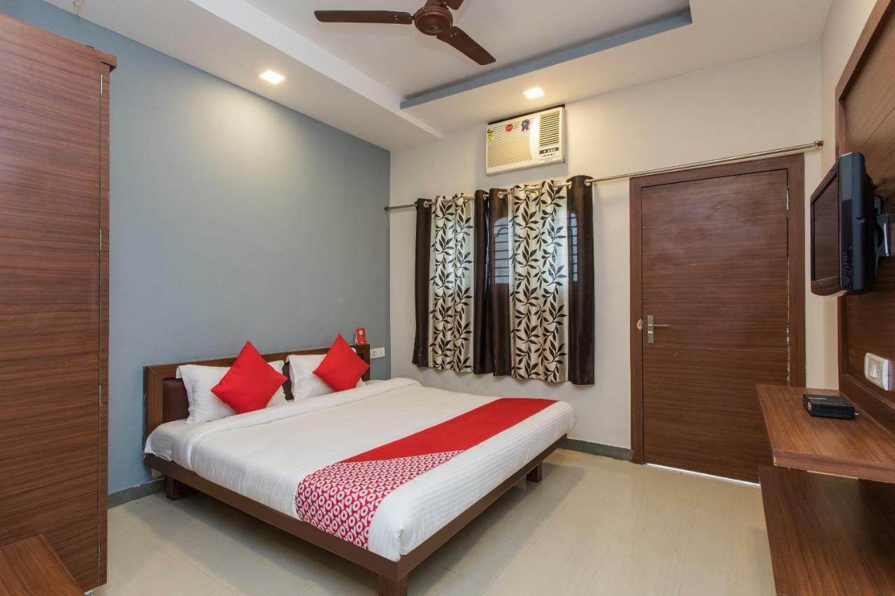 Oyo 17161 Hotel Mahalaxmi Ujjain Bagian luar foto